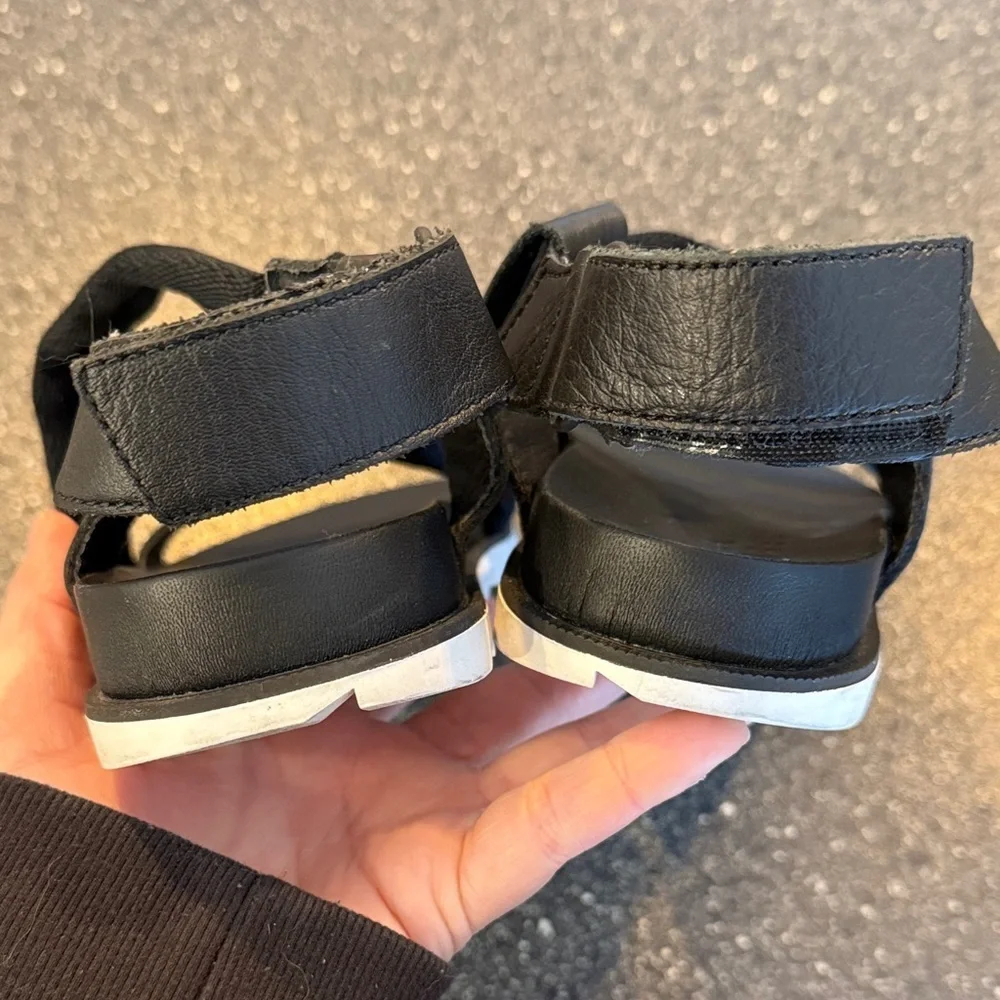 Sorel Black Roaming Decon Black Leather Sandals - size 7